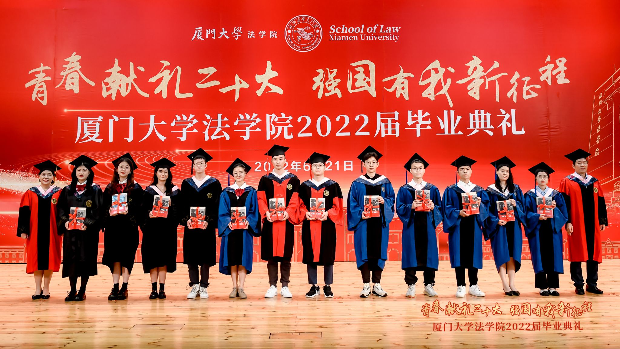 图3:给重点领域和重点行业就业的学生赠送书籍.jpg